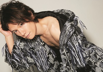 甘いマスクで人気の男性声優、KENNが挑発的なポーズで誘惑!? 撮影中に