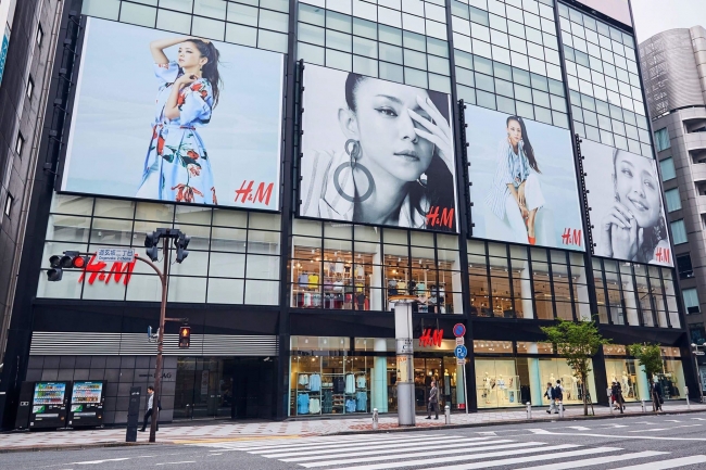 Namie Amuro X H M コレクションを日本 アジアのh M店舗および公式オンラインストアにて 本日より販売開始 同時に安室奈美恵の撮影シーンを収めたメイキング映像を公開 18年4月25日 エキサイトニュース