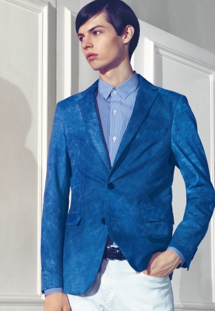 デニムの表情をレザーで表現 今までにない色合いを表現したコムサ メンのデニム風レザージャケット発売 19年1月25日 エキサイトニュース