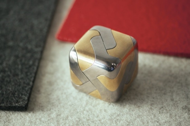 大人になったからこそ面白い 真鍮 ステンレススチール製のずっしり重量級キューブ型立体パズル 19年12月19日 エキサイトニュース