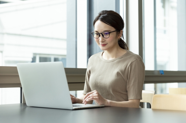 Zoffが美容脱毛サロン ミュゼプラチナム の女性社員にブルーライトカットメガネを無償で提供 年6月3日 エキサイトニュース