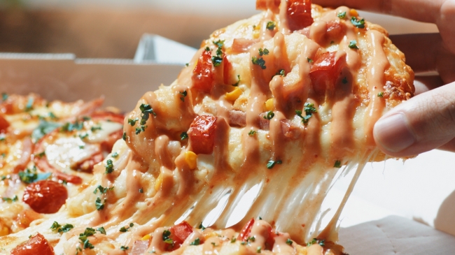 ピザーラ新cm エビマヨのよくばりクォーター で 成田凌が 夏のピザ時間を堪能 年7月2日 エキサイトニュース