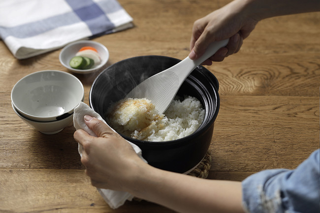 土鍋で炊いたご飯を混ぜやすく よそいやすい 土鍋専用しゃもじが新発売 年8月7日 エキサイトニュース