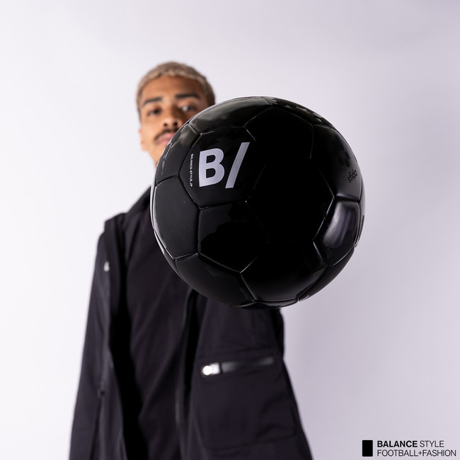 サッカーを身に纏うライフスタイルブランド B ビースラッシュ が 世界地図を転写したオールブラックのサッカーボールを発売 21年4月8日 エキサイトニュース