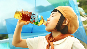GREEN DA・KA・RA やさしい麦茶」新TV-CMに前田亘輝さん登場 自身初の