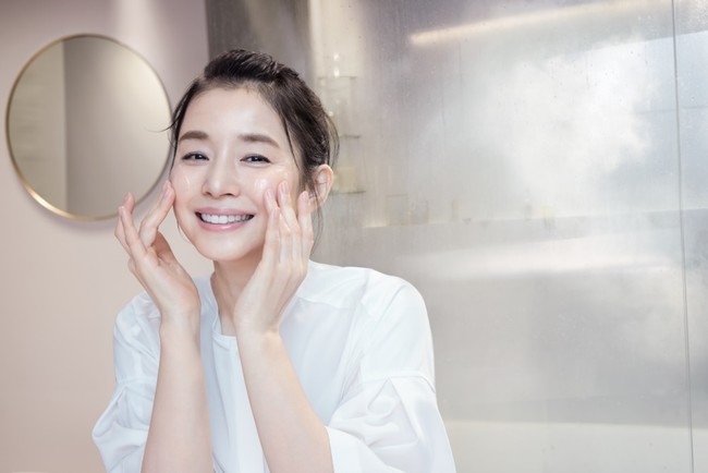 14年連続売上no 1 1 のエイジングケア 2 ブランド エリクシール より 新商品 エリクシール 温感メイク落とし 発売 石田ゆり子さんを起用した Cm公開 21年9月21日 エキサイトニュース