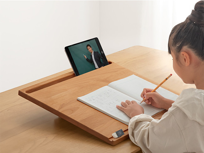 タンスのゲンより卓上傾斜台「ラーニングウッドボード」発売