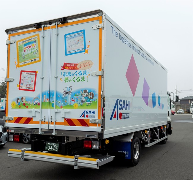 子どもたちの絵画を描いたラッピング車両が11月22日に納車されました 21年11月24日 エキサイトニュース