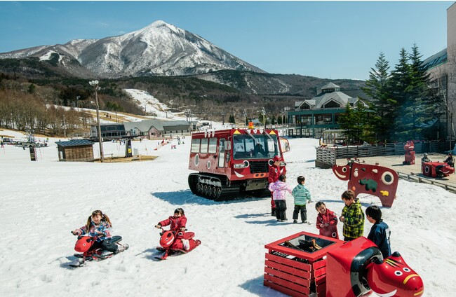 星野リゾート 磐梯山温泉ホテル】べこジェニックな空間で雪遊びを楽しめる「でっこら赤べこ雪広場」がオープン｜期間：2023年12月23日～2024年4月7 日 (2023年11月10日) - エキサイトニュース