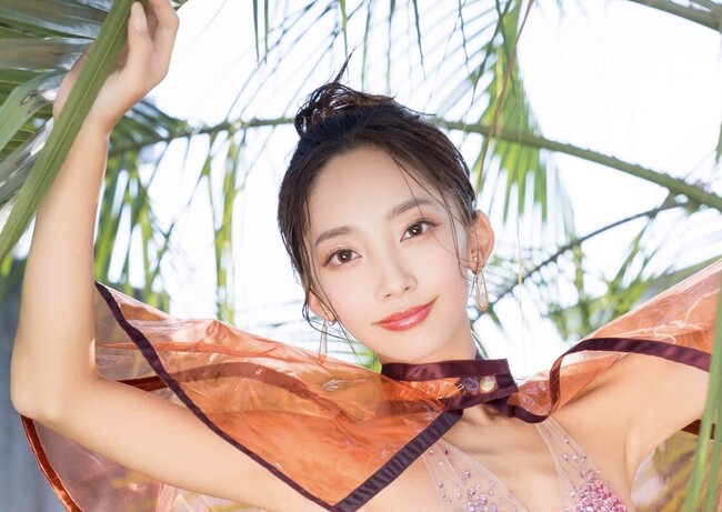 人生初の写真集にして、衝撃の「手ブラ」にも初挑戦！ オールナイト