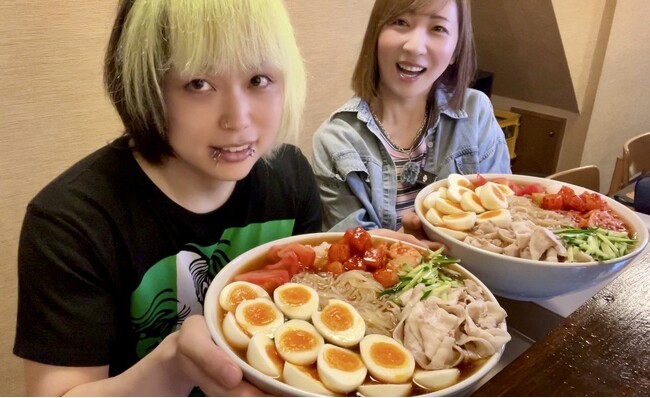重量4kg超！】大食いタレント三宅智子さん＆ザアザア亞んさんが