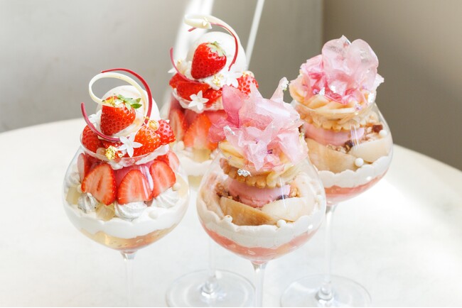 初登場！香る夏いちごパフェ＞SALON BAKE & TEAより旬の夏いちご、桃の