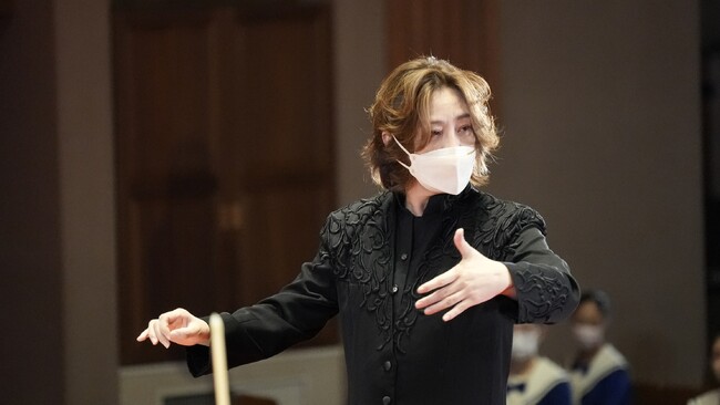 レア　世界的指揮者　西本智実さんの生写真　2枚 世界的指揮者 西本智実さんが世界平和への願いを込めて贈る「響け