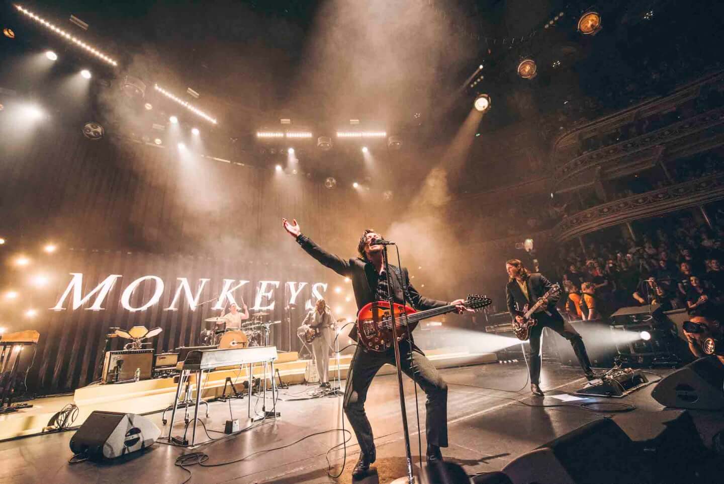 Arctic Monkeysの最新ライブアルバム Live At The Royal Albert Hall より Arabella のライブ映像が公開 舞台裏の様子も収録 年12月3日 エキサイトニュース 2 2