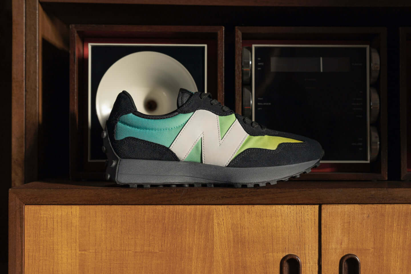 ニューバランスの人気モデル 327 にグラデーションカラー2種が新登場 春夏コーデのアクセントにもおすすめ 21年3月2日 エキサイトニュース