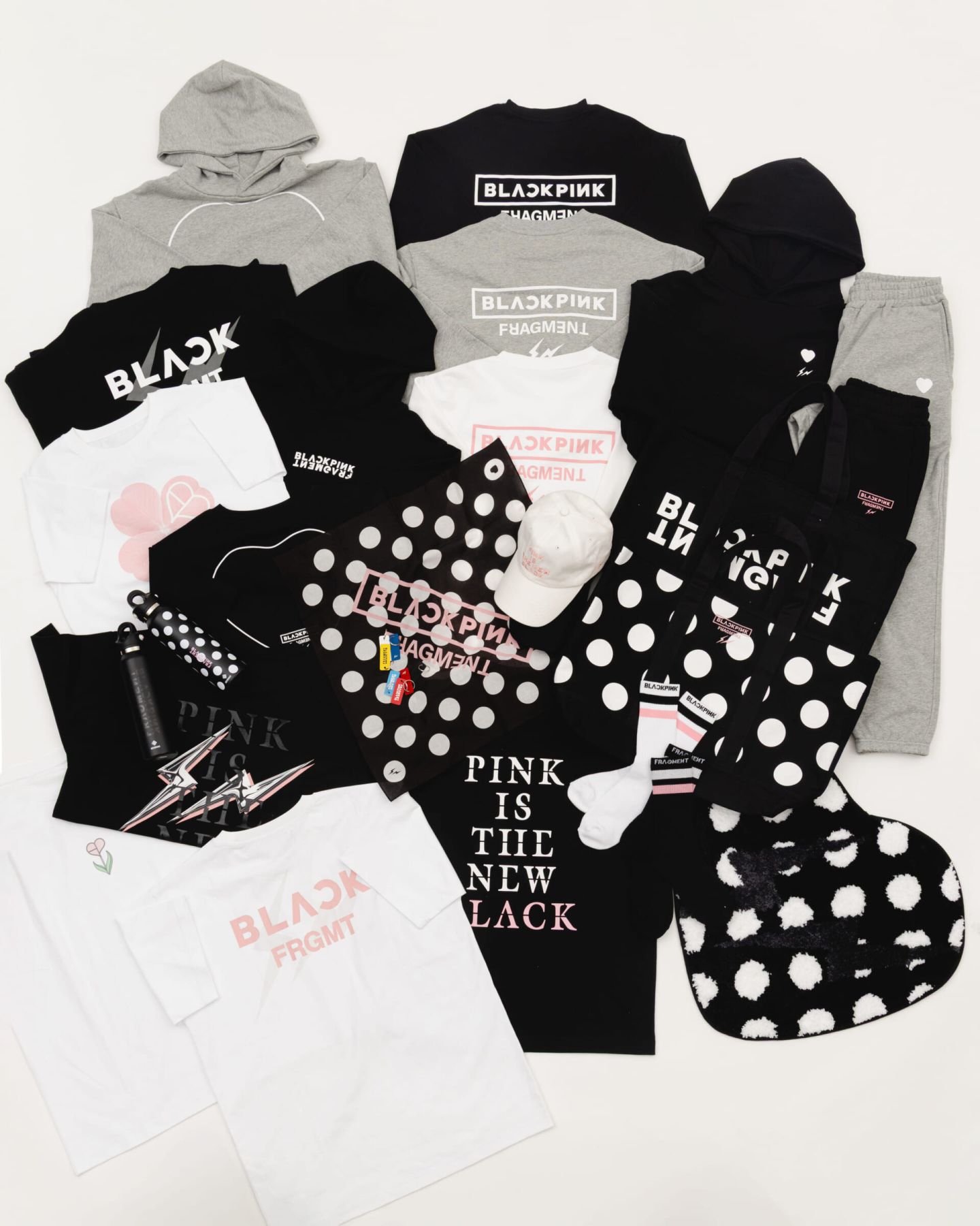 BLACKPINKと〈fragment design〉によるコラボグッズが〈BEAMS