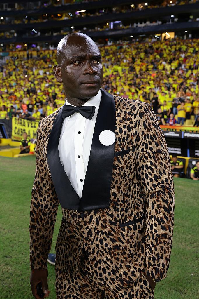 ド派手なヒョウ柄スーツで指揮した強豪クラブの監督、衝撃の「700万円