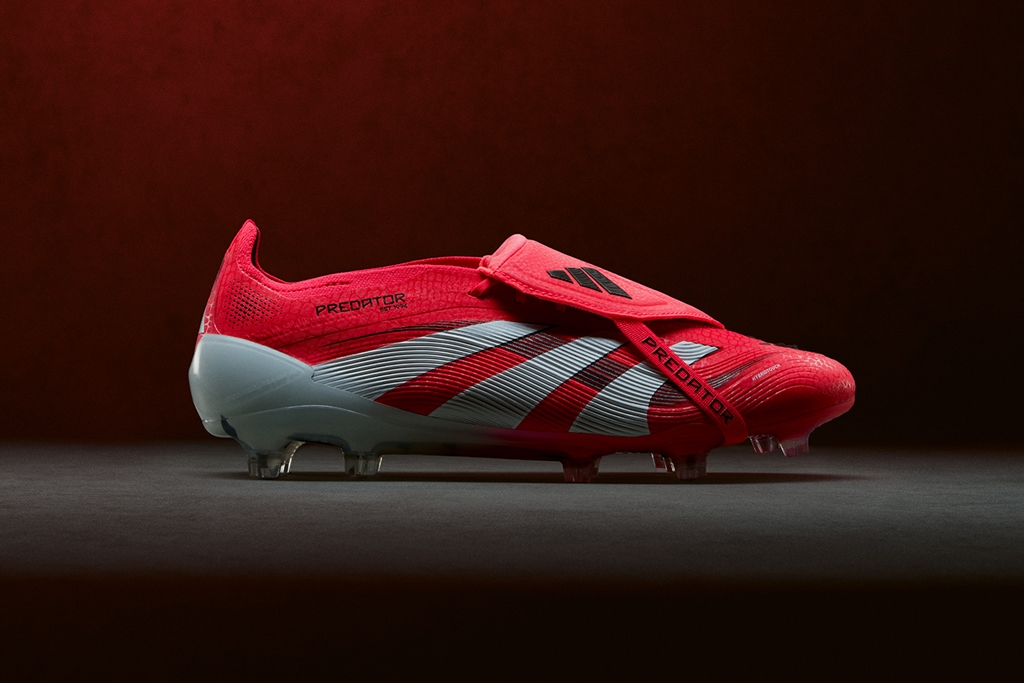 アディダス プチデター 金色サッカースパイク型 キーホルダー 25 YEARS