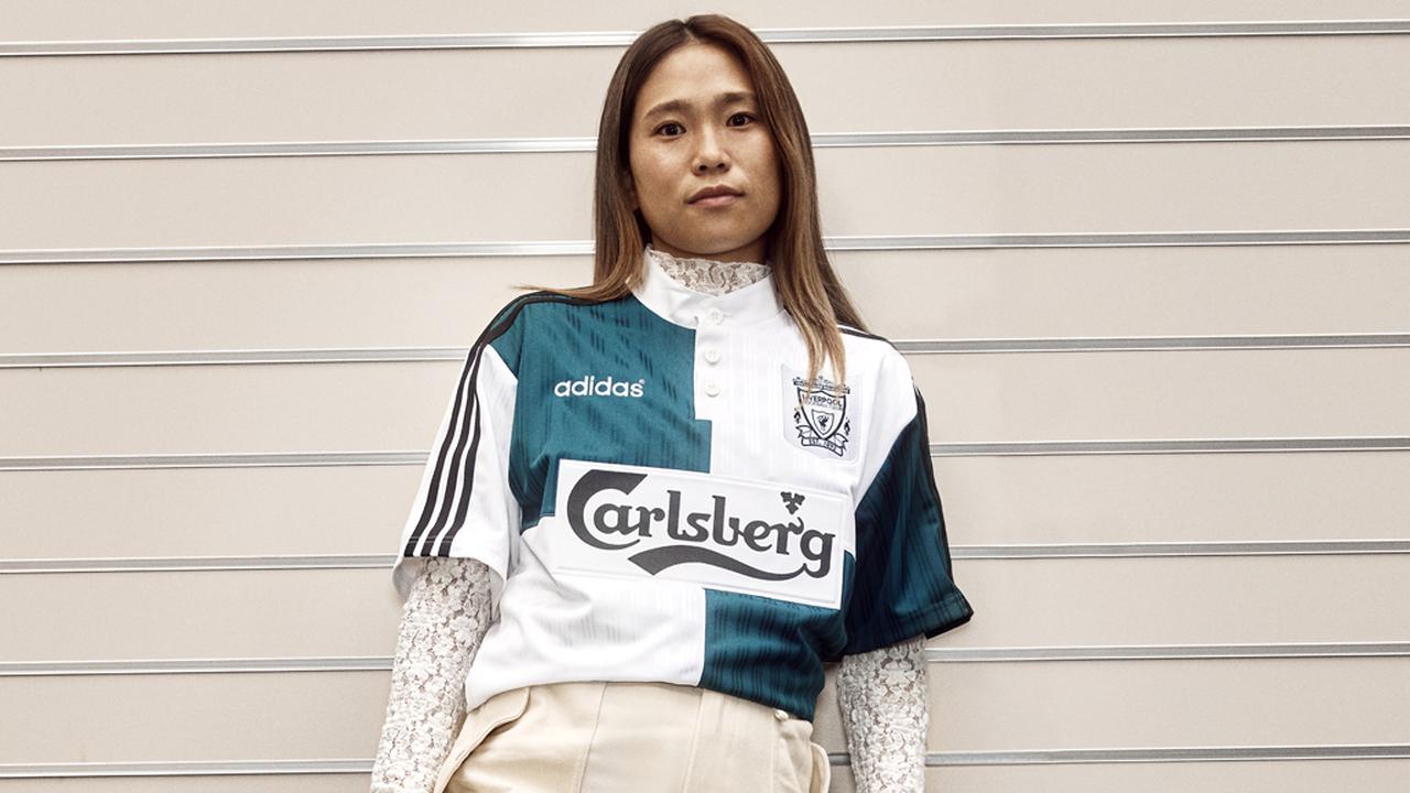 長野風花がモデルに！「リヴァプール×adidas」が90年代復刻