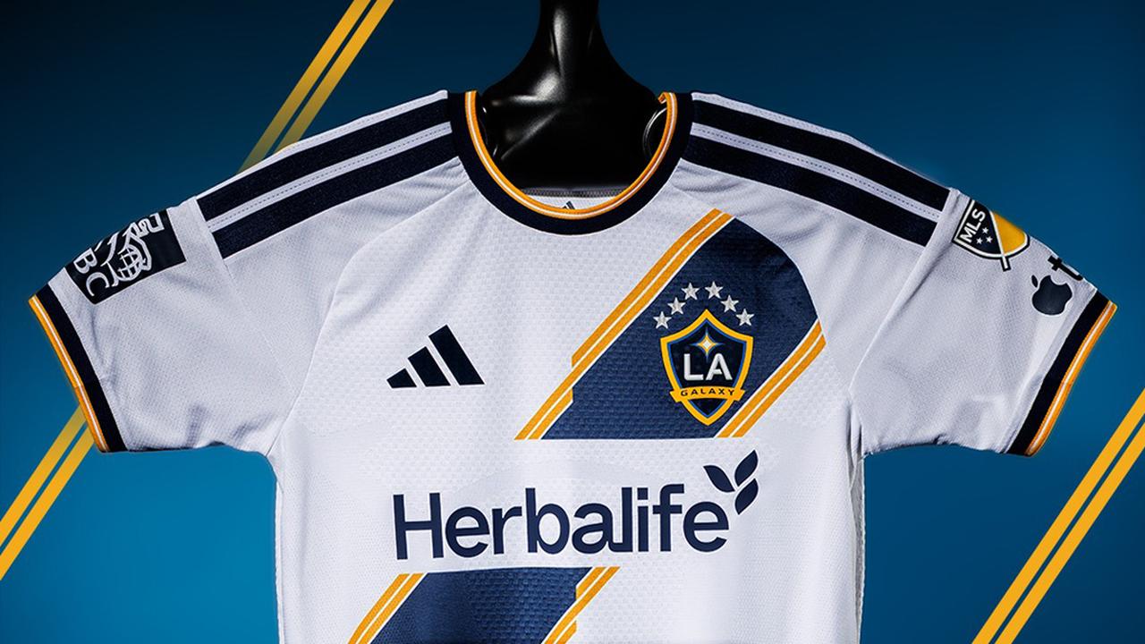 吉田麻也がモデルに！LAギャラクシーが2026新ユニフォームを発表 MLS