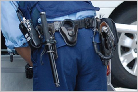 拳銃や手錠など警察官が腰に付ける装備品の中身 18年11月1日 エキサイトニュース