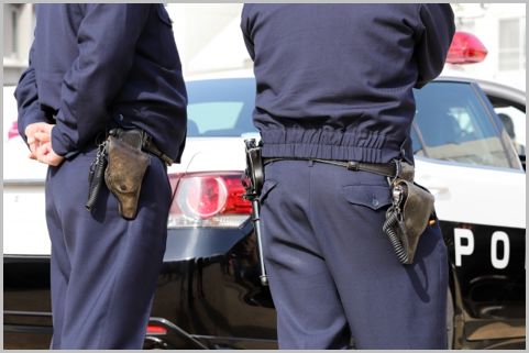 警察官の装備品 右が拳銃で左が警棒 が決まり 年1月8日 エキサイトニュース
