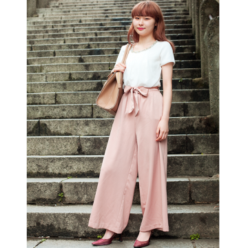 おしゃれで可愛い女子大学生の 夏 の通学コーデ 甘めピンクコーデ ローリエプレス