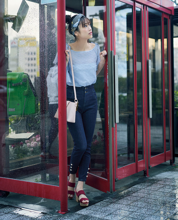 合宿2日目 水色ブラウス スキニーデニム でガーリーなのに大人 明日のコーデ ローリエプレス