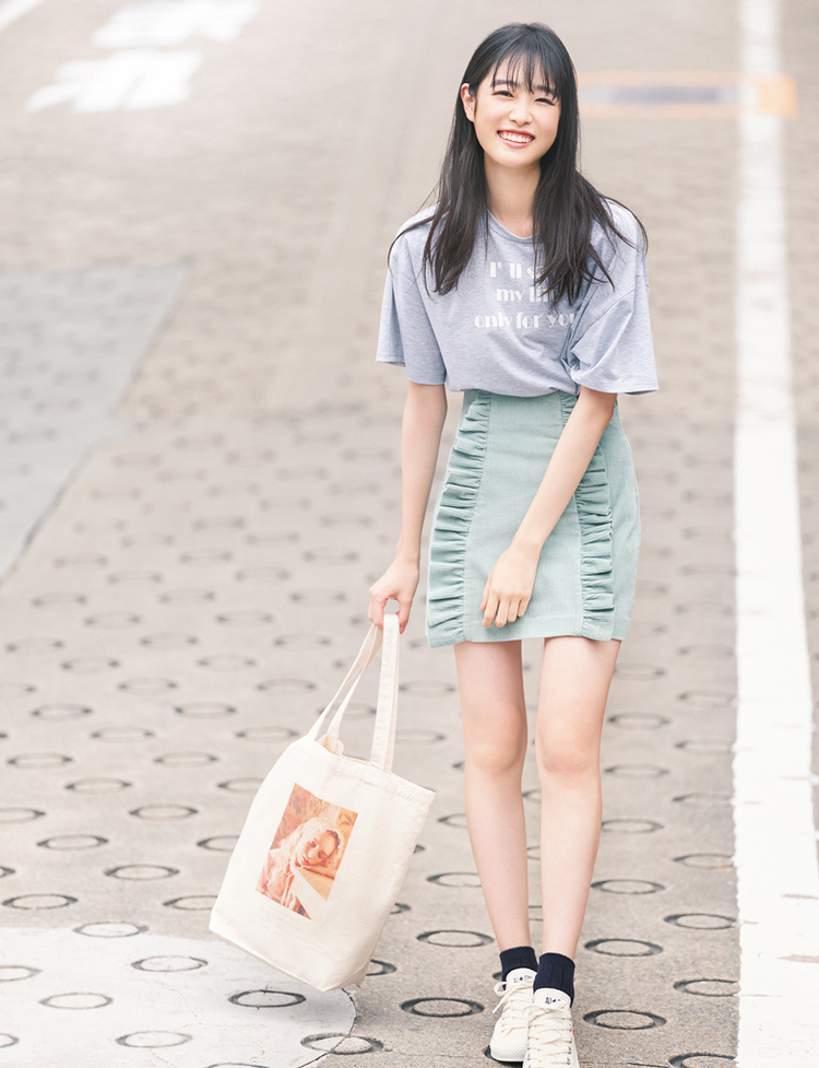 バイト同期でごはん会 Tシャツ ミニスカで元気ガーリーコーデ 明日のコーデ ローリエプレス