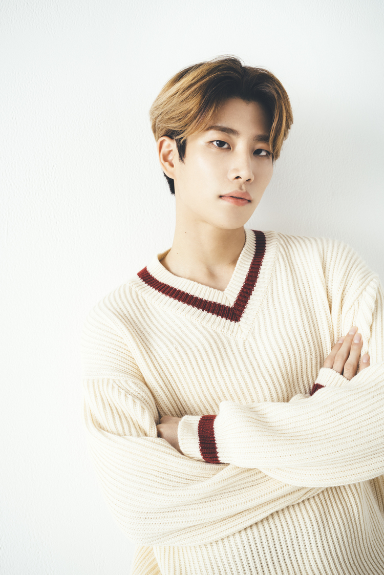 Web限定カット多数 Astroのプロフィール紹介 Ray初登場 ローリエプレス