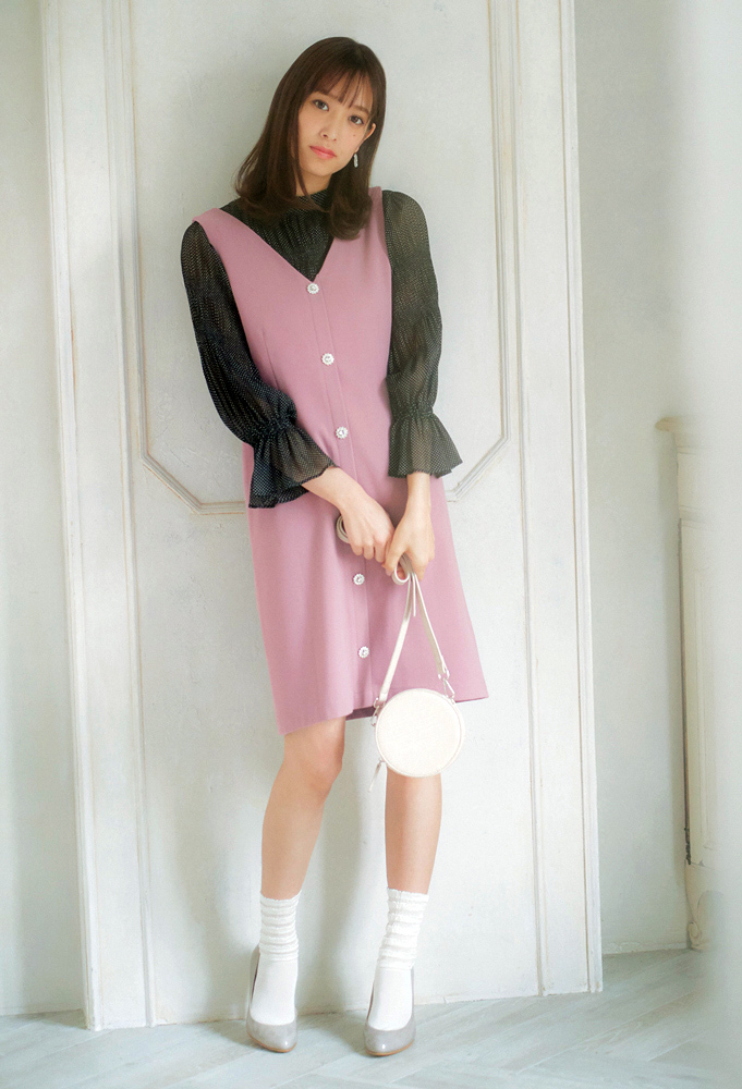 ピンクのガーリーなジャンスカは黒ブラウスで大人可愛く 明日のコーデ ローリエプレス