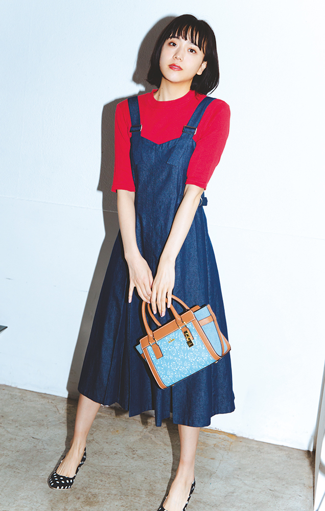 印象的な 赤ニット を合わせたデニムジャンスカコーデ 明日のコーデ ローリエプレス