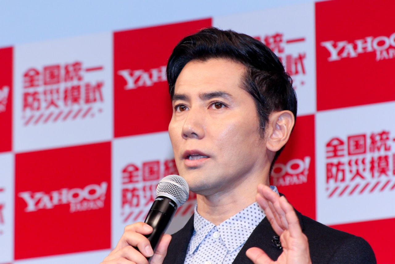 紅白の舞台で とんでもないものから白い液体を顔面に浴びせた本木雅弘 謎の演出の意図は 有名人の消し去りたい 黒歴史 年5月3日 エキサイトニュース 紅白の舞台で とんでもないものから白い液体を顔面に浴びせた本木雅弘 謎の演出の意図は 有名人の消し去りたい 黒歴史 年5月3日 エキサイトニュース