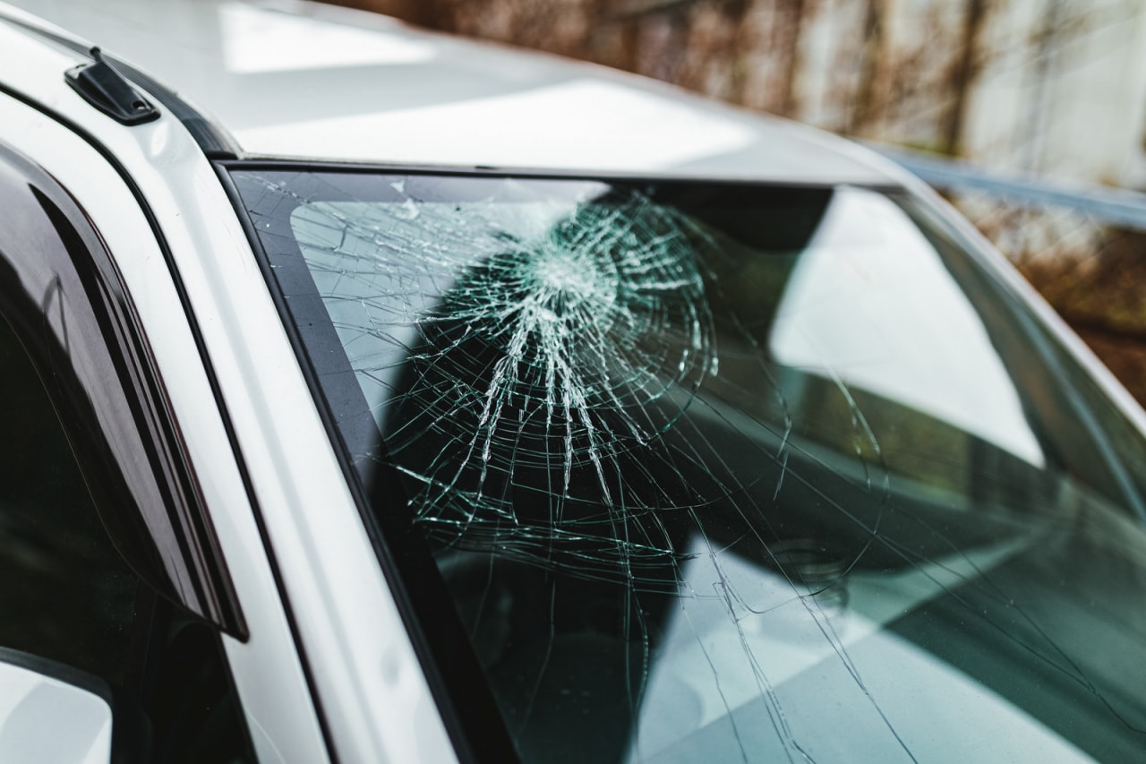 63歳男 前方車のノロノロ運転に立腹しガラスを叩き割る 車内には2歳児も 年10月日 エキサイトニュース