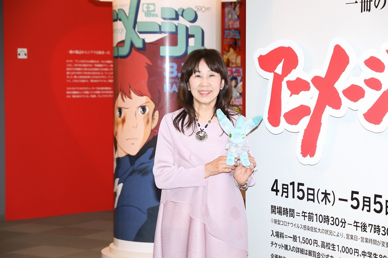 ナウシカ声優 島本須美 腐海で王蟲の体液を浴びる前の衣装 で登場 アニメージュとジブリ展 でテトとポーズ 21年4月16日 エキサイトニュース