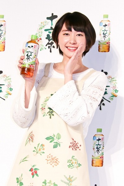 新垣結衣 エプロン姿で十六茶アピール Cmキャラ9年間務める 17年2月7日 エキサイトニュース