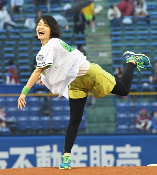 剛力彩芽 始球式で ノーバン ならずも つば九郎からプロポーズ 17年6月14日 エキサイトニュース