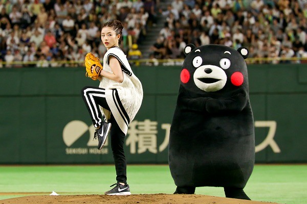 石原さとみ 恒例の始球式に登場 今年はサブマリン投法で会場わかす すごく悩んで猛練習した 17年8月8日 エキサイトニュース