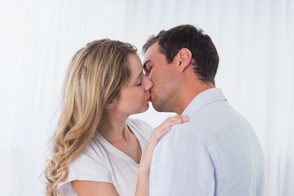8割の男性がキュン ほっぺにキス Vs おでこにキス 嬉しいのはどっち 17年9月22日 エキサイトニュース