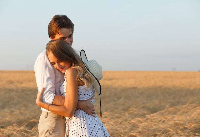 ずっとこうしてたい 男性が可愛いと思う ハグの仕方 4つ ローリエプレス