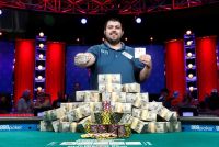 ポーカー世界大会で25歳米男性が優勝、賞金約9億円