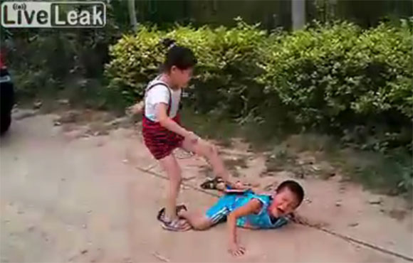 女児と男児が殴り合い 幼児の壮絶ケンカ動画が全世界で大きな話題に 11年7月21日 エキサイトニュース