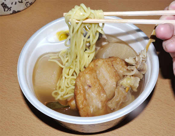 グルメ みんな知ってると思うけどファミマの店員にお願いすれば おでんにラーメンと蕎麦とうどんを入れてもらえるよ 12年9月18日 エキサイトニュース