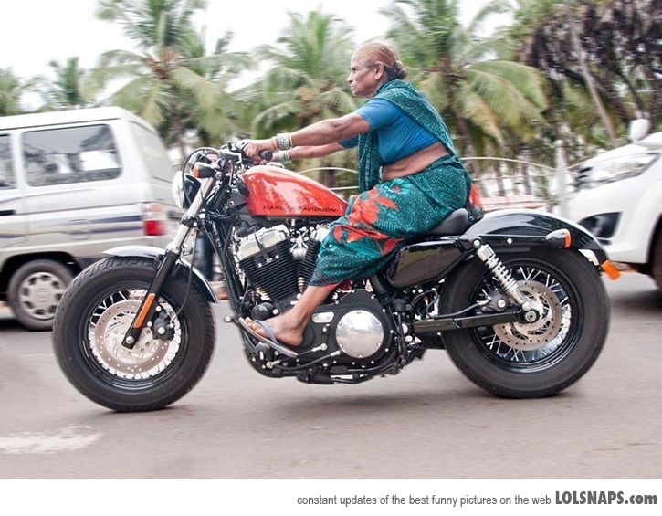 サリーを着たインドのオバちゃんがハーレーに乗ってる写真が激カッコイイと話題に 12年11月4日 エキサイトニュース