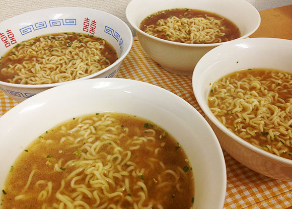 衝撃グルメ サッポロ一番の しょうゆ味 と みそ味 と 塩味 をミックスさせて食べ比べしてみた ダントツ美味かったのは三種混合mix味 13年4月6日 エキサイトニュース