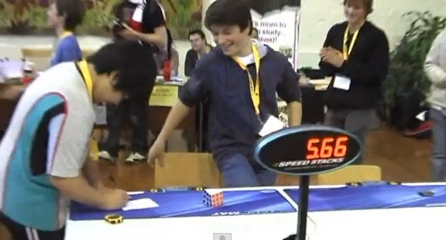 神業動画 それではルービックキューブ世界記録 5秒66 の超絶スピードをご覧ください 13年4月18日 エキサイトニュース