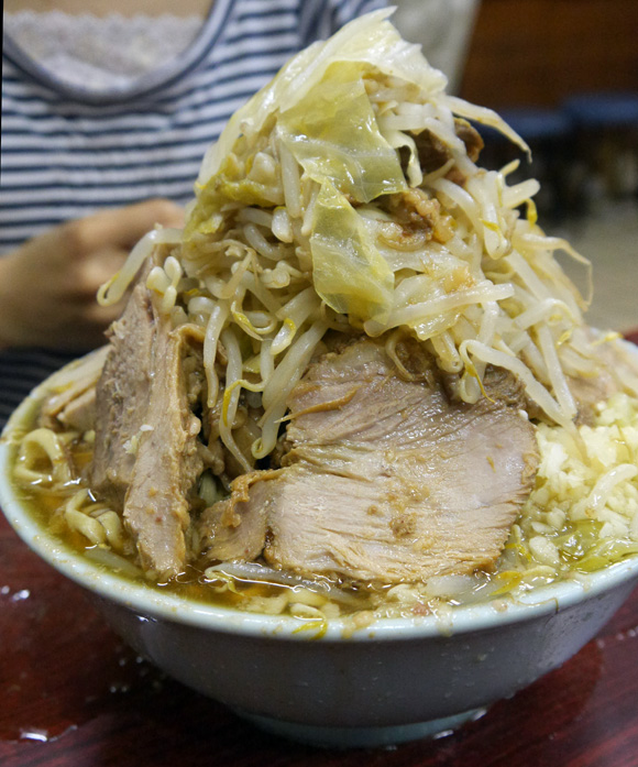 破壊的グルメ 凶暴な脂が衝撃的なラーメン二郎系 富士丸 で食べる 女子でもデカ盛り完食できました 13年6月1日 エキサイトニュース