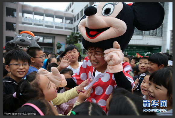 ポロリ 小学校にミッキー登場で子どもは大興奮 もみくちゃにされて中の人が露出 2013年6月3日 エキサイトニュース
