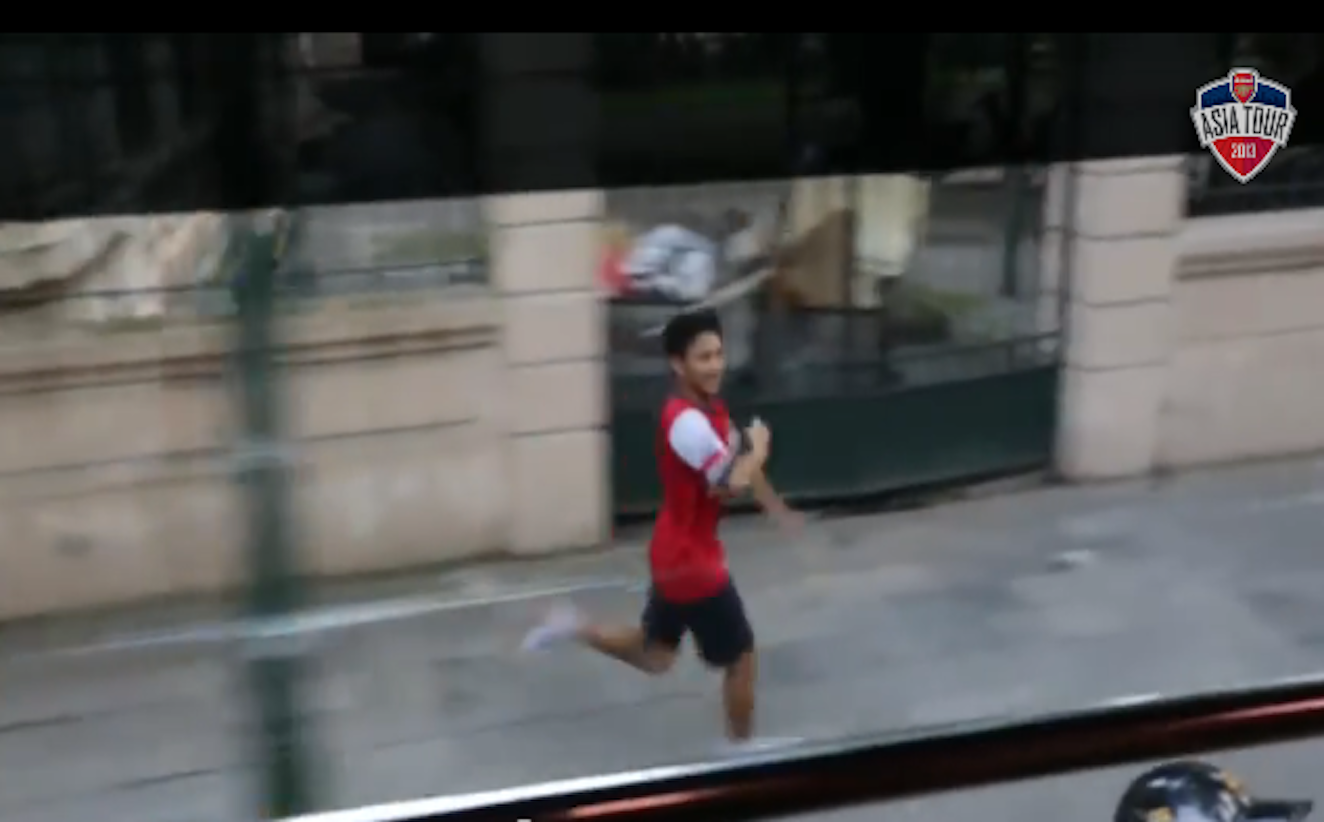 衝撃サッカー動画 アーセナルの熱狂的ファンが選手バスを8キロ追いかけて車内へ招き入れられる動画が話題 13年7月26日 エキサイトニュース