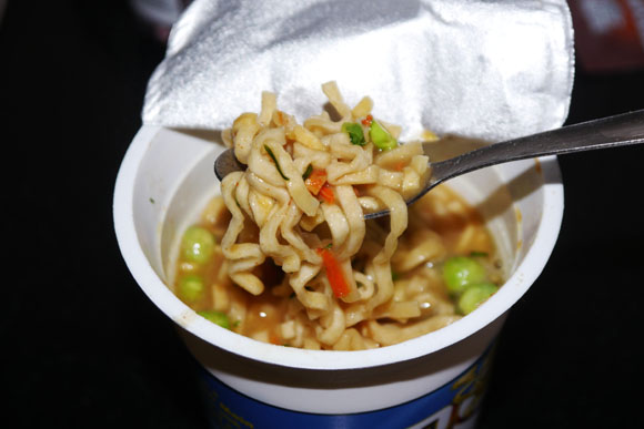 グルメ 食べた人が 史上最悪のヤバさ と断言するカップラーメンを食べてみた 14年2月2日 エキサイトニュース